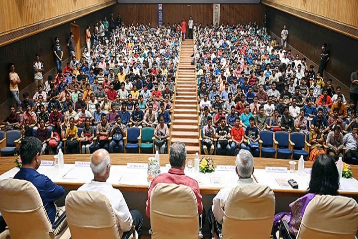 Institute of Technology campus in Ahmedabad, Gujarat, India — photo 2