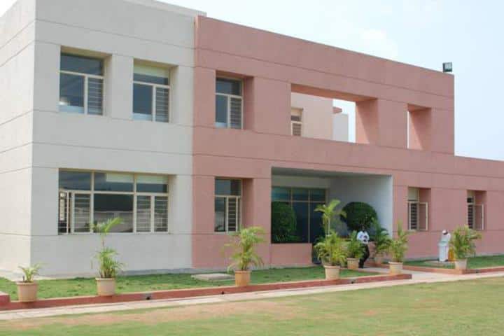 Vivekanand Yoga and Naturopathy Medical College campus in Sikar, Rajasthan, India — photo 2