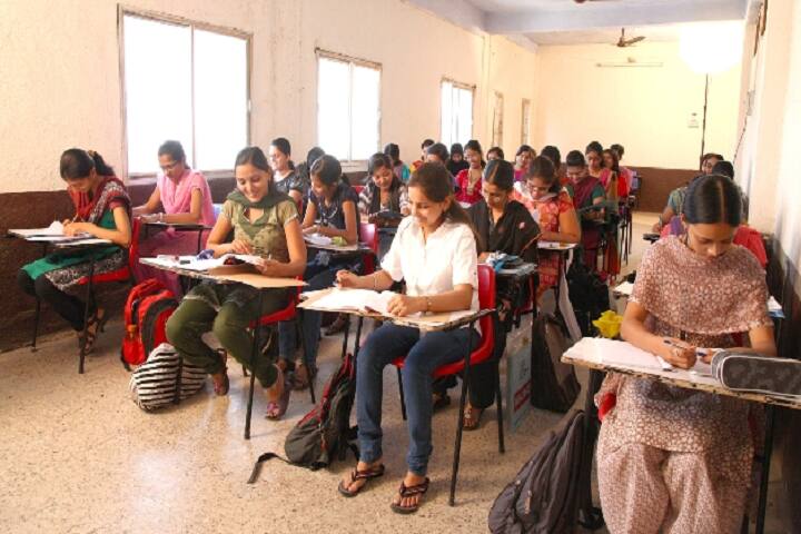 Dr Suryakanta R Ajmera MCA College for Women campus in Dhule, Maharashtra, India — photo 3