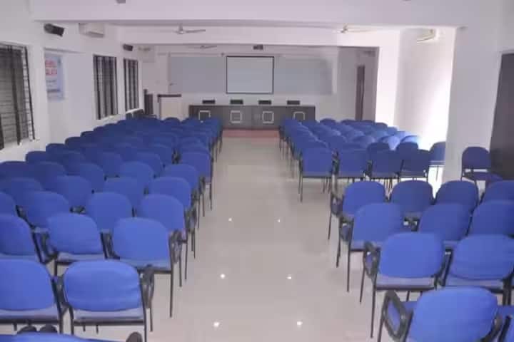 Kamla Nehru Mahavidyalaya campus in Nagpur, Maharashtra, India — photo 3
