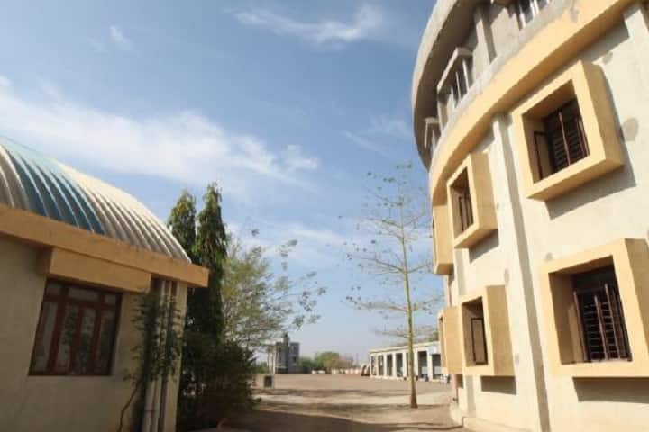 Lalitaben Ramniklal Shah Homoeopathy College campus in Jamnagar, Gujarat, India — photo 3