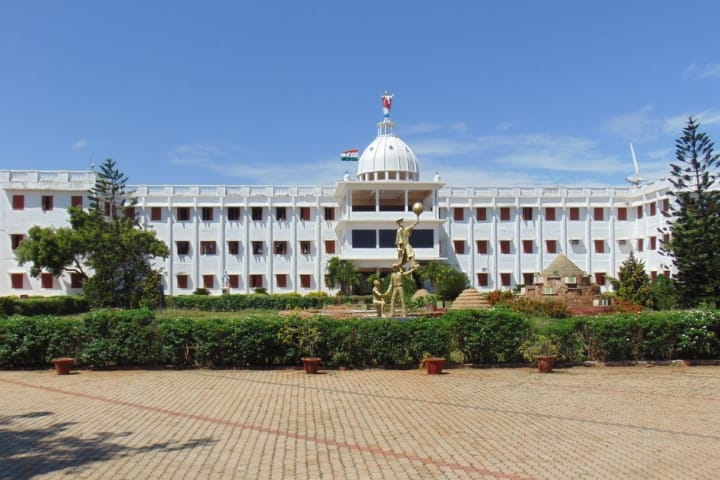 Sardar Raja College of Engineering campus in Tirunelveli, Tamil Nadu, India — photo 1