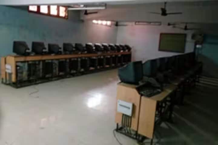 Shri BK Patel Arts and Smt LM Patel Commerce College campus in Vadodara, Gujarat, India — photo 4