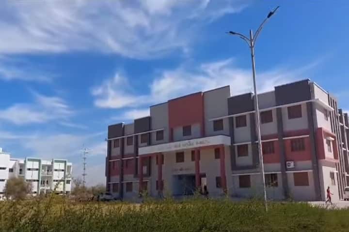 Dr Vasant Parikh Ayurvedic Medical College campus in Vadnagar, Gujarat, India — photo 1
