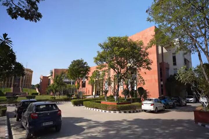 Hari Shankar Singhania School of Business campus in Jaipur, Rajasthan, India — photo 2