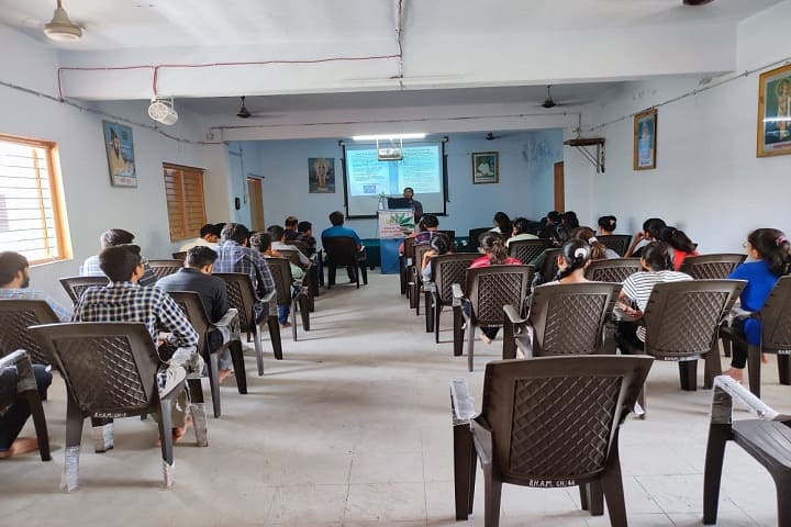 Shri Balahanuman Ayurved Mahavidyalaya campus in Gandhinagar, Gujarat, India — photo 4