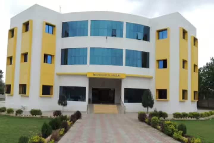 Eva College of Ayurved campus in Rajkot, Gujarat, India — photo 1