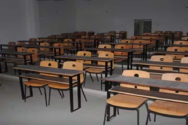 Eva College of Ayurved campus in Rajkot, Gujarat, India — photo 2