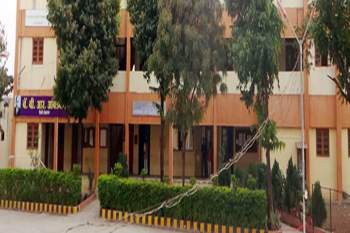 DGB Dayanand Law College campus in Solapur, Maharashtra, India — photo 1