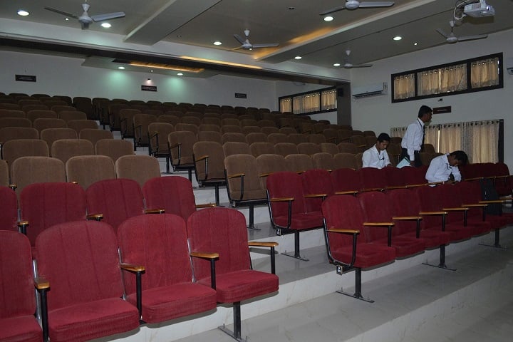 DGB Dayanand Law College campus in Solapur, Maharashtra, India — photo 3