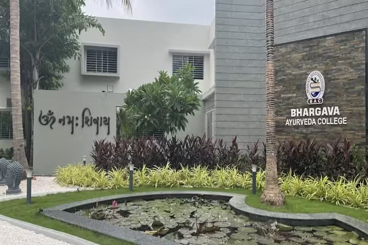 Bhargava Ayurveda College campus in Anand, Gujarat, India — photo 2