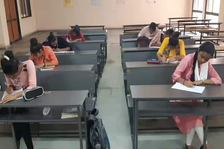 Kavi Shree Daad Government Arts and Commerce College campus in Paddhari, Gujarat, India — photo 2