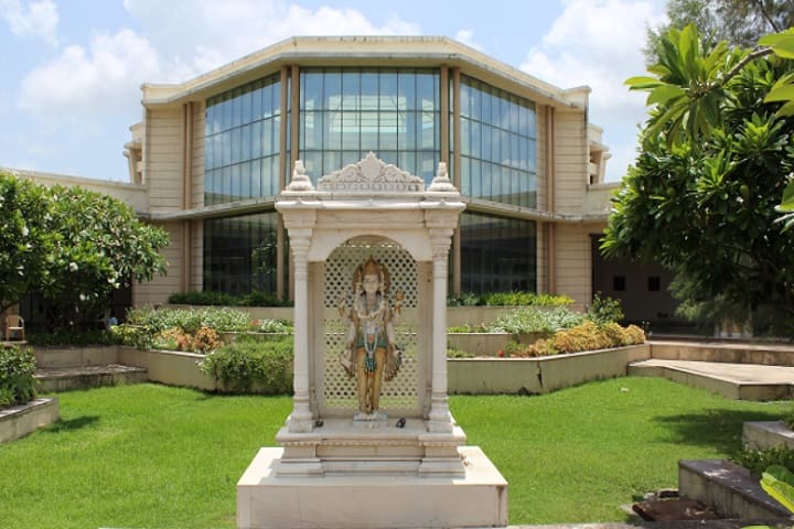 Shree RMD Ayurved College and Hospital campus in Valsad, Gujarat, India — photo 2