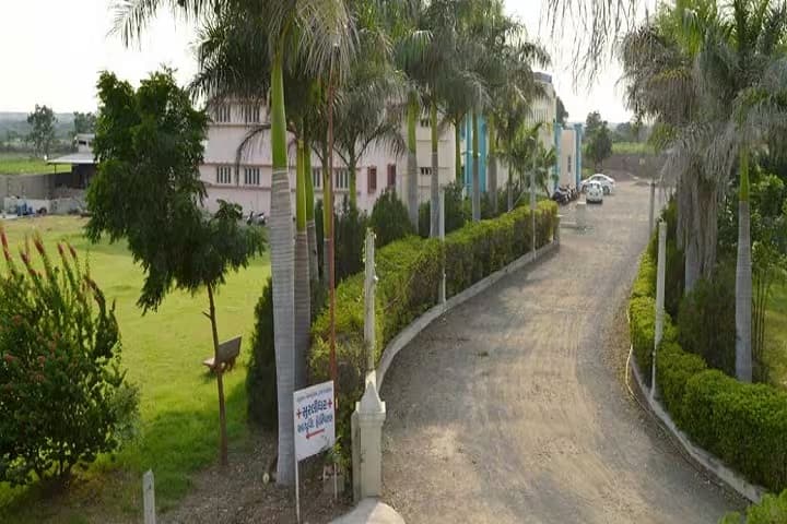 Murlidhar Ayurved College campus in Rajkot, Gujarat, India — photo 1