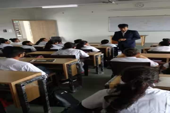 Murlidhar Ayurved College campus in Rajkot, Gujarat, India — photo 2