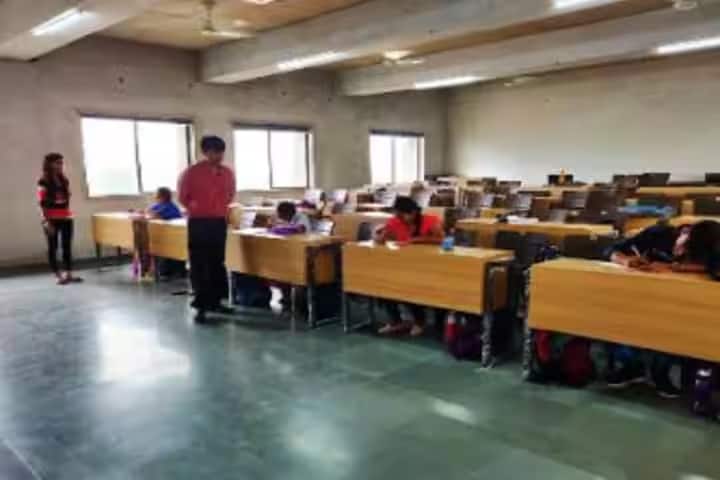 Murlidhar Ayurved College campus in Rajkot, Gujarat, India — photo 5