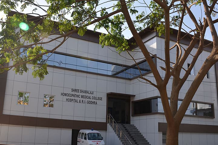 Shri Shamlaji Homoeopathic Medical College and Research Institute campus in Godhra, Gujarat, India — photo 1