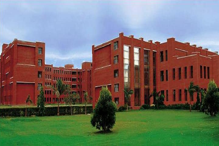 Lloyd School of Pharmacy campus in Greater Noida, Uttar Pradesh, India — photo 1