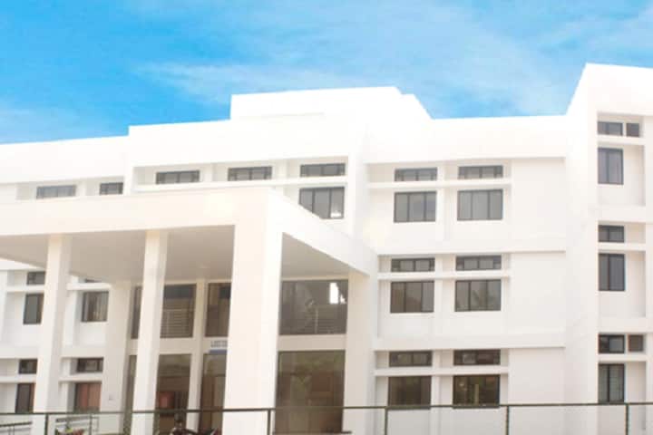 Lisie College of Pharmacy campus in Ernakulam, Kerala, India — photo 1