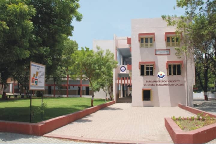 VT Choksi Sarvajanik College of Law campus in Surat, Gujarat, India — photo 1