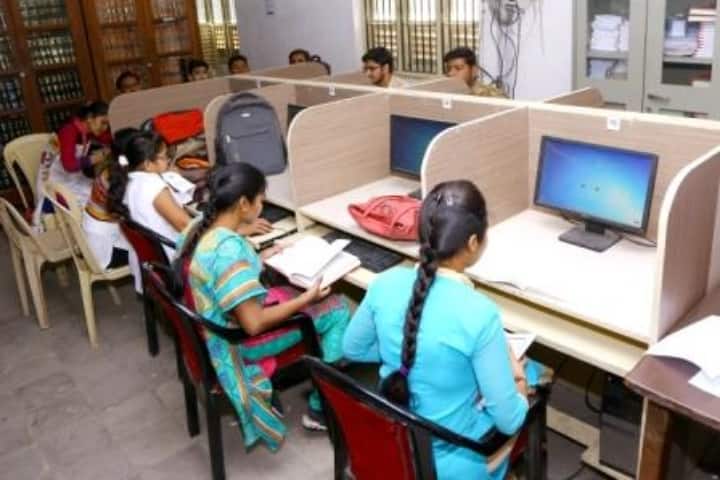 VT Choksi Sarvajanik College of Law campus in Surat, Gujarat, India — photo 2