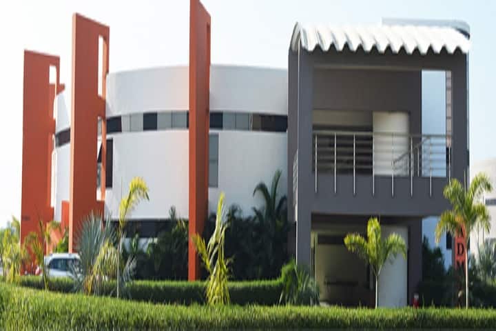 Neotech Institute of Physiotherapy campus in Vadodara, Gujarat, India — photo 1