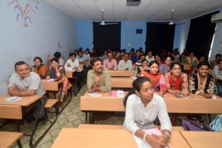 Dr Dayaram Patel Pharmacy College campus in Surat, Gujarat, India — photo 4