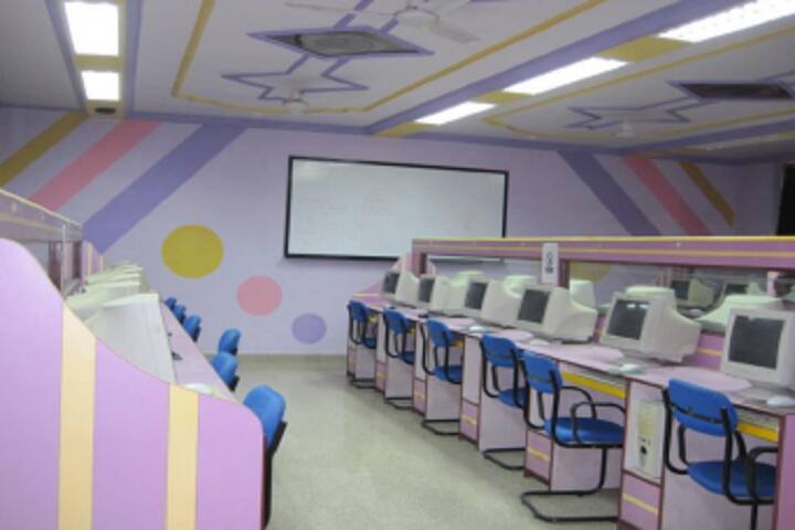 Dr Dayaram Patel Pharmacy College campus in Surat, Gujarat, India — photo 5