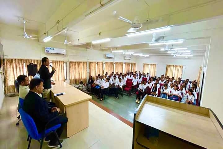 Shah Khimchandbhai Muljibhai Law College campus in Valsad, Gujarat, India — photo 4