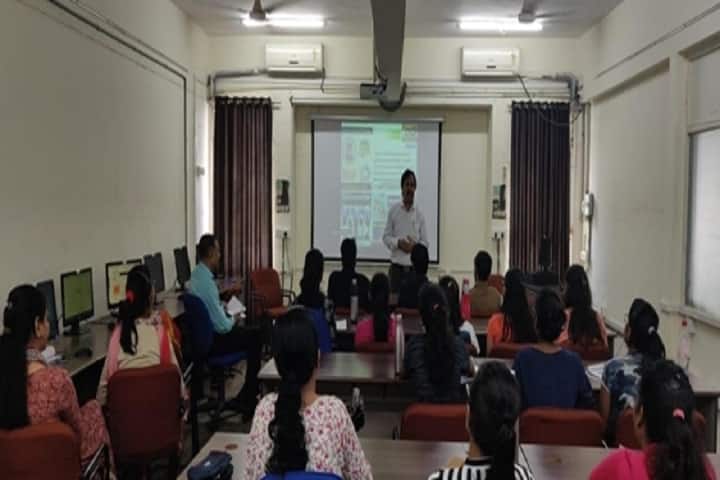 Graduate School of Pharmacy campus in Ahmedabad, Gujarat, India — photo 2