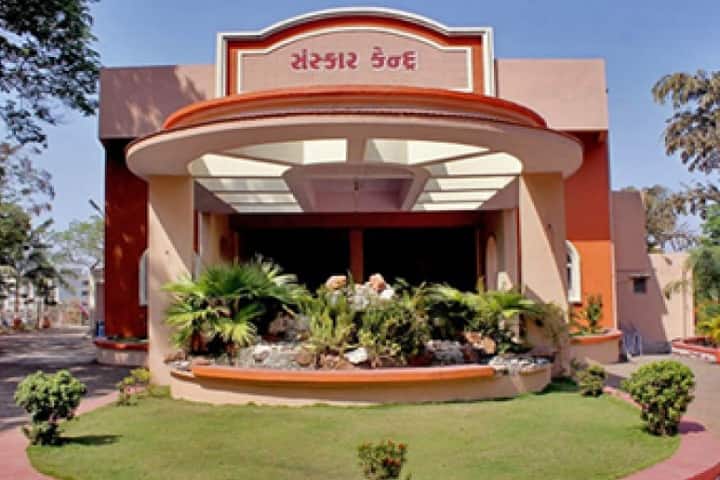 Shree Nootan Kelavni Mandal College of Nursing campus in Valsad, Gujarat, India — photo 1