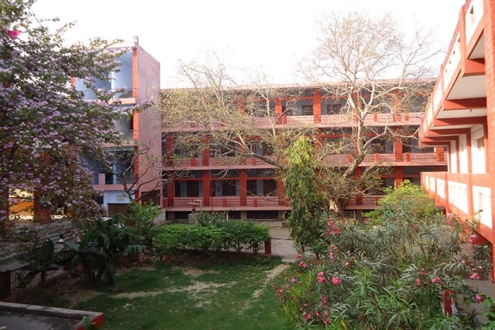 Dayanand College of Law campus in Kanpur, Uttar Pradesh, India — photo 1