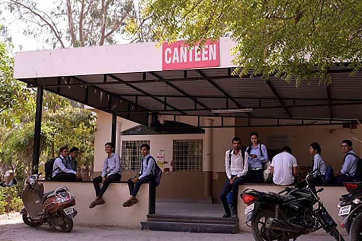 Shri Vaishnav Institute of Management and Science campus in Indore, Madhya Pradesh, India — photo 3