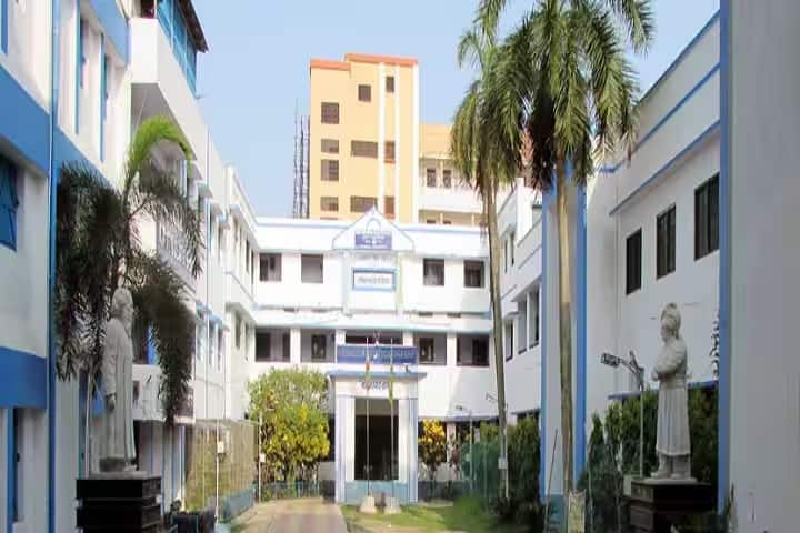 Mahishadal Raj College campus in Medinipur, West Bengal, India — photo 1