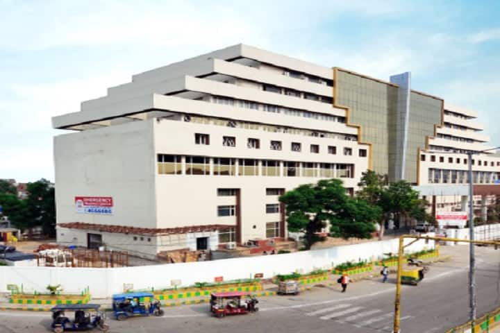 Santosh Institute of Allied Health Sciences, Ghaziabad campus in Ghaziabad, Uttar Pradesh, India