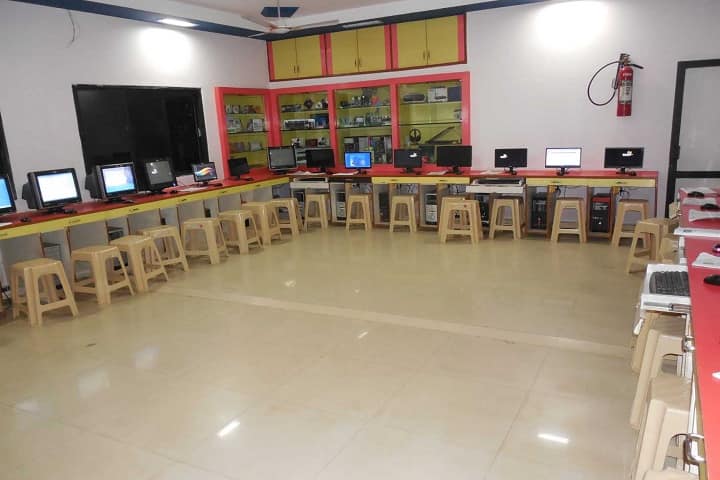 Navyug Law College campus in Morbi, Gujarat, India — photo 2