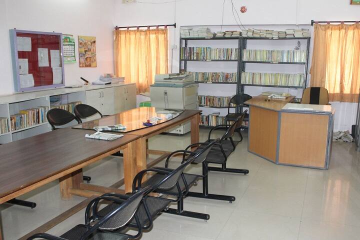 Navyug Law College campus in Morbi, Gujarat, India — photo 3