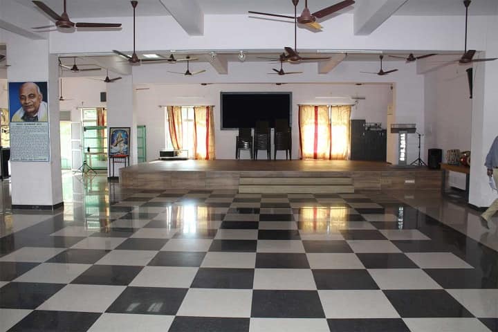 Navyug Law College campus in Morbi, Gujarat, India — photo 4