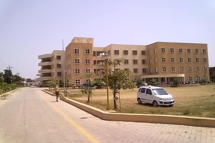 Naran Lala Law College campus in Navsari, Gujarat, India — photo 1