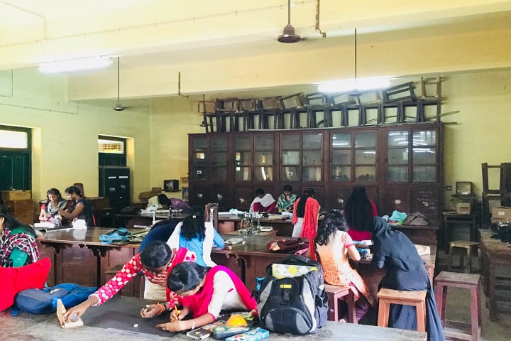 Pachaiyappa's College campus in Chennai, Tamil Nadu, India — photo 3
