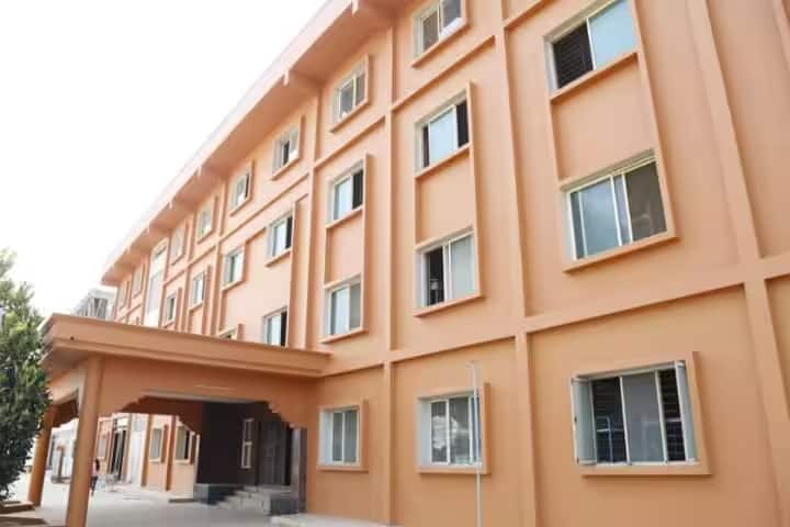 Shri Maruthi College of Nursing campus in Hoskote, Karnataka, India — photo 1