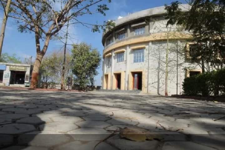 Shri HV Mehta Institute of Nursing campus in Rajkot, Gujarat, India — photo 3