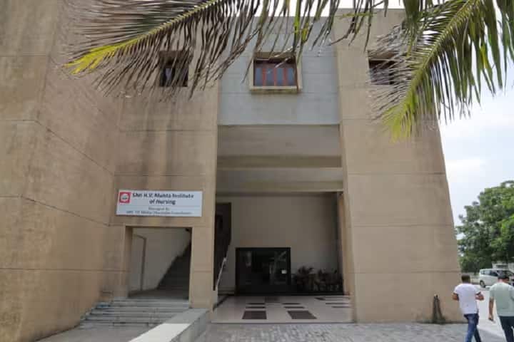 Shri HV Mehta Institute of Nursing campus in Rajkot, Gujarat, India — photo 4