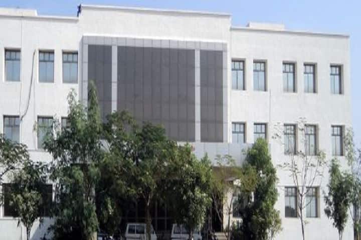 SPB Physiotherapy College campus in Surat, Gujarat, India — photo 1