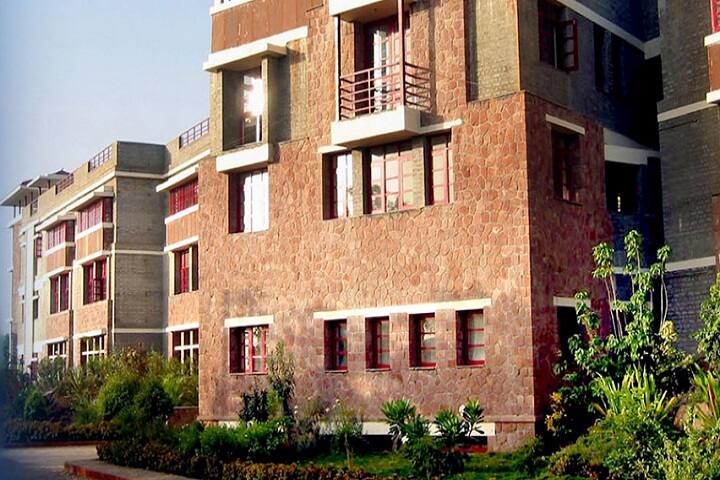 Smt Shantaben Haribhai Gajera MBA Mahila College campus in Amreli, Gujarat, India — photo 1
