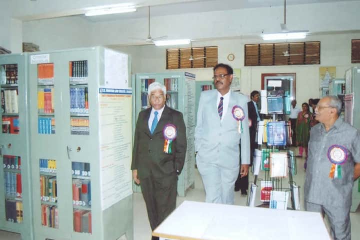 KCE Society's SS Maniyar Law College campus in Jalgaon, Maharashtra, India — photo 2