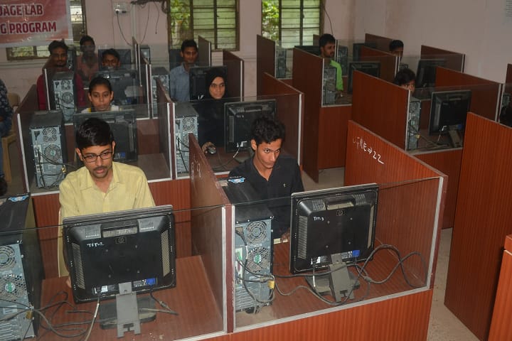 KCE Society's SS Maniyar Law College campus in Jalgaon, Maharashtra, India — photo 5