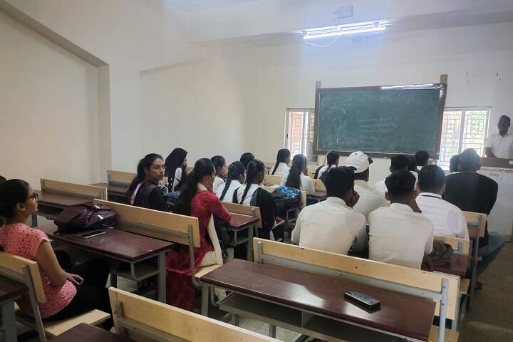 Kha Shri Govindrao Adik Law College campus in Shrirampur, Maharashtra, India — photo 4