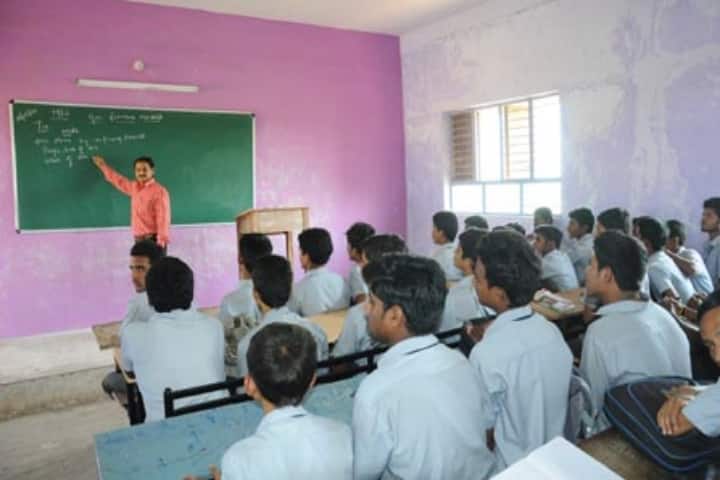 Sir M Visvesvaraya Polytechnic campus in Bellary, Karnataka, India — photo 3