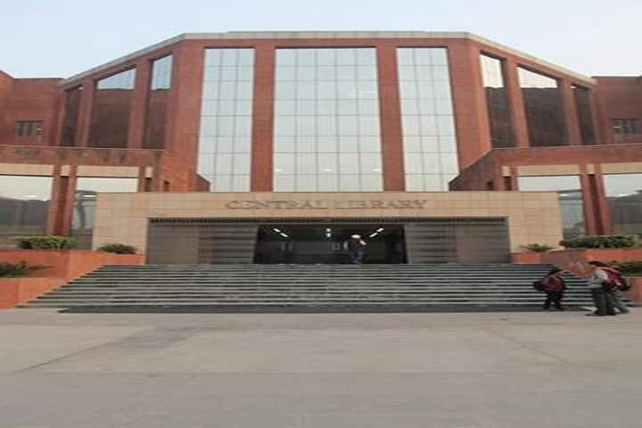 Amity College of Commerce and Finance campus in Noida, Uttar Pradesh, India — photo 2